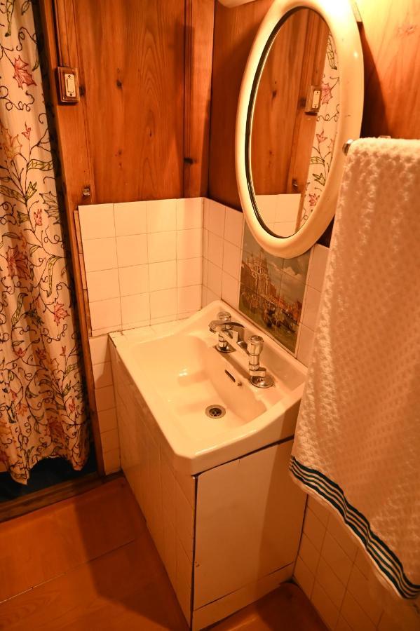 Kings Houseboats 호텔 Srīnagar 외부 사진