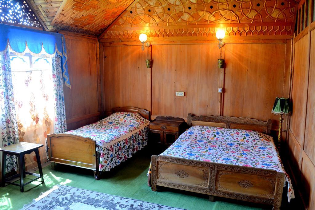 Kings Houseboats 호텔 Srīnagar 객실 사진