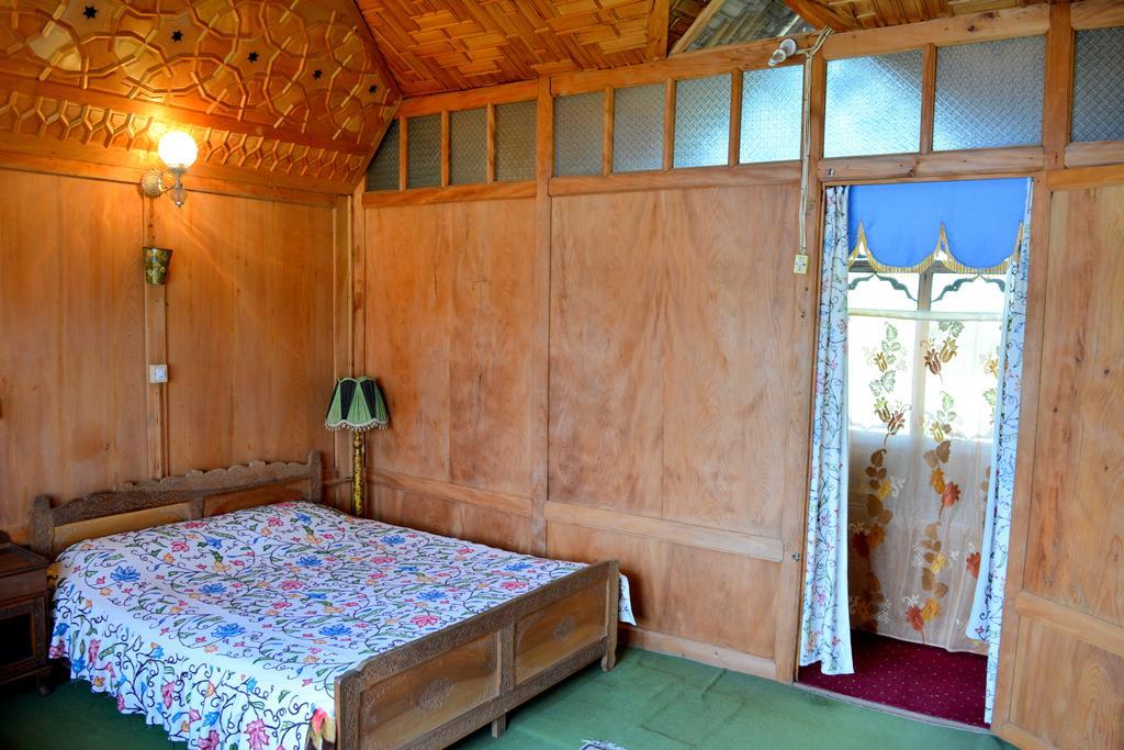 Kings Houseboats 호텔 Srīnagar 객실 사진