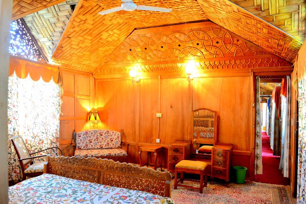 Kings Houseboats 호텔 Srīnagar 객실 사진
