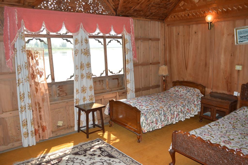 Kings Houseboats 호텔 Srīnagar 객실 사진