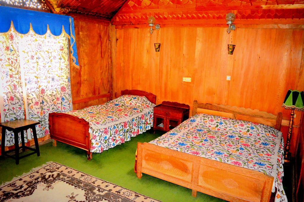 Kings Houseboats 호텔 Srīnagar 객실 사진